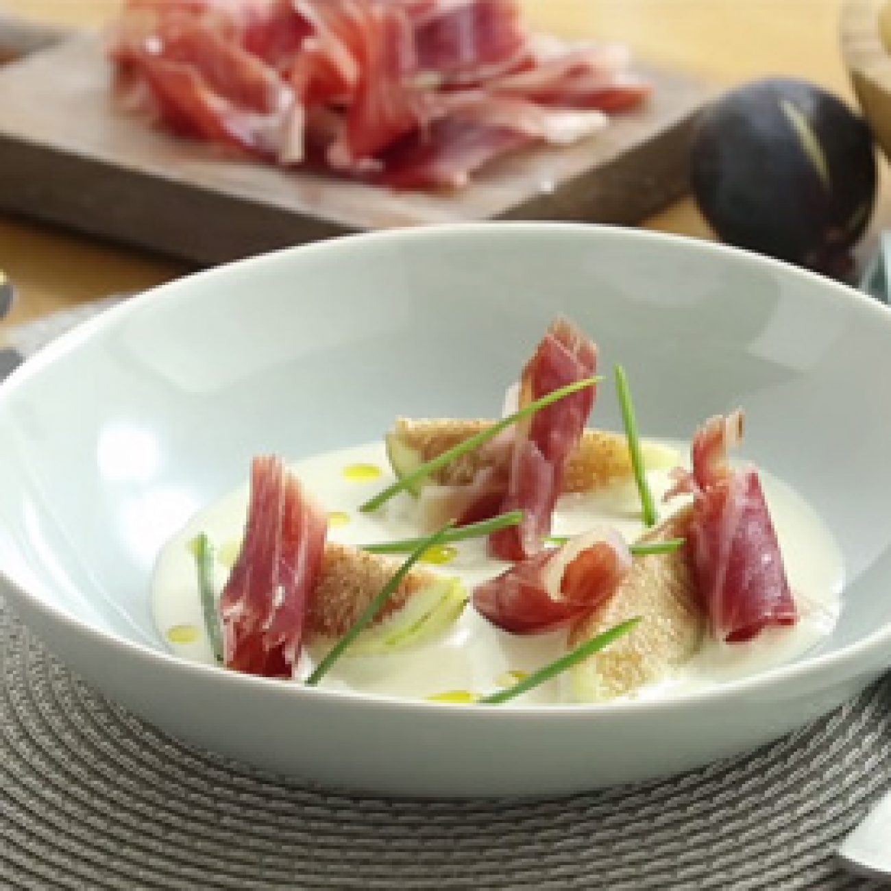 Ajoblanco con higos y jamón de bellota 100% ibérico