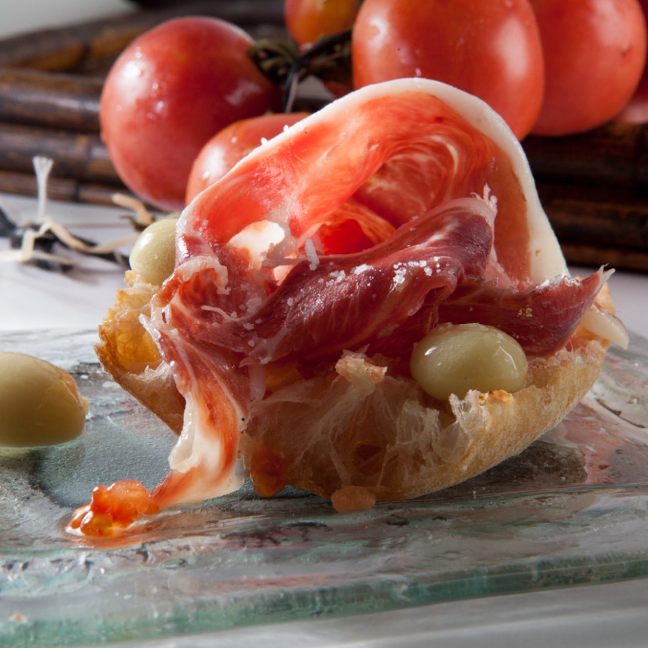 Pan con tomate de “Penjar” jamón ibérico y aceitunas esféricas