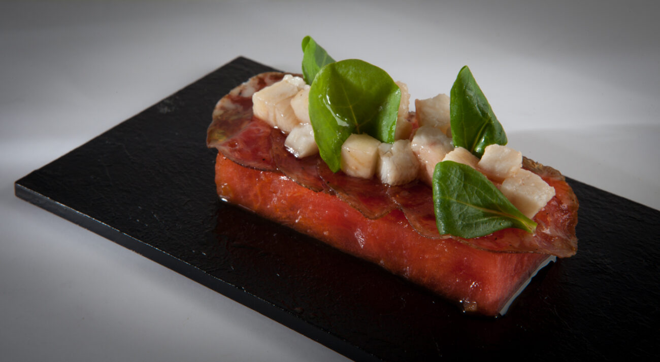 Tartaleta de sandía, anguila ahumada y salchichón de bellota ibérico