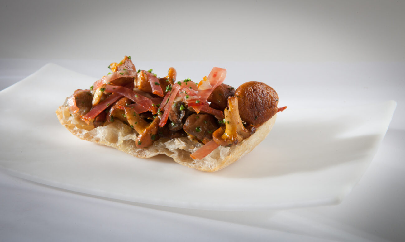 Tosta de rebozuelos, senderuelas y lomo ibérico