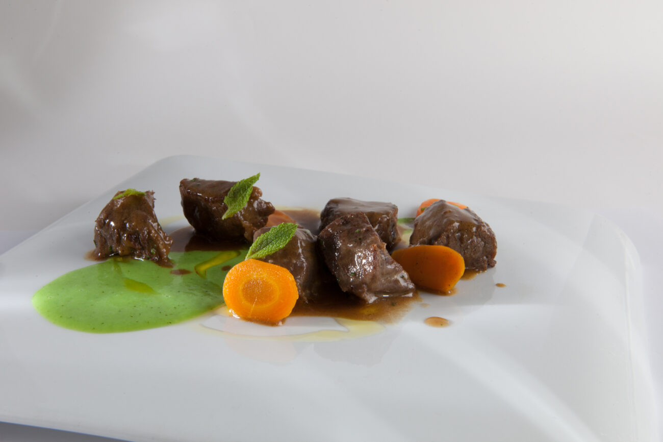 Estofado de ternera con puré de guisantes a la menta