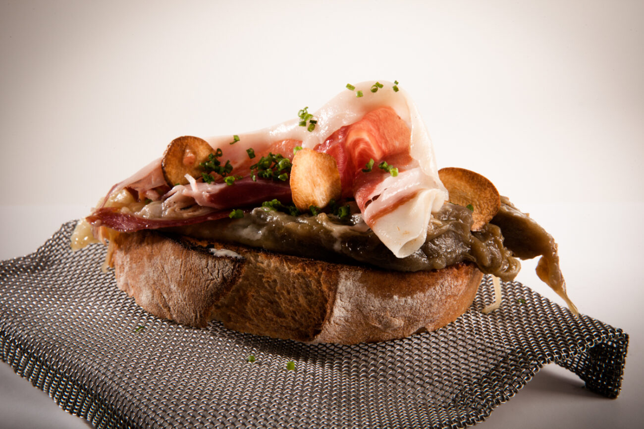 Pintxo de berenjena a la llama con Paleta de bellota 100 % Ibérica y salsa tajine