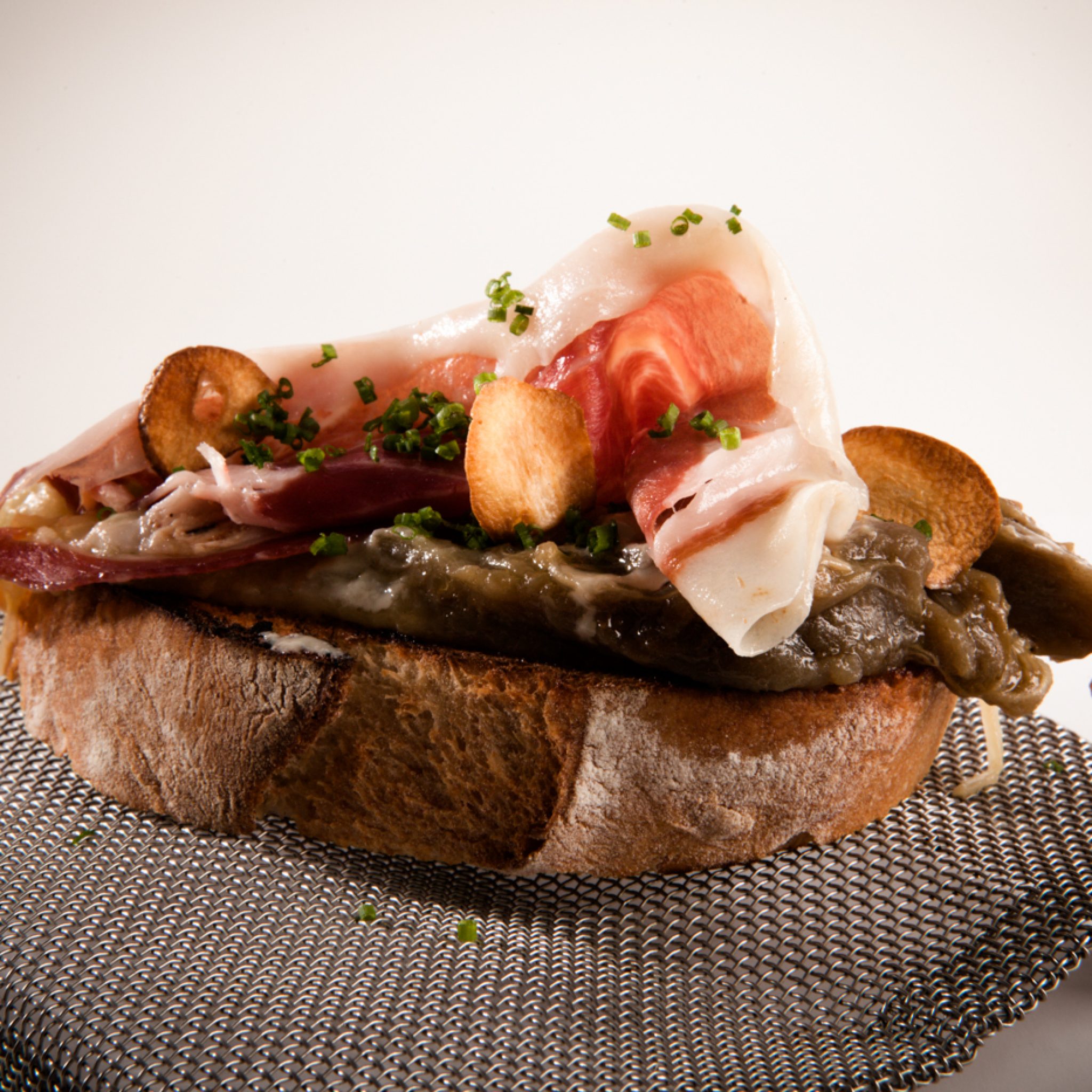 Pan De Cristal Con Jamón De Bellota 100 Ibérico Aire Y Semillas De Tomate Con Oro Líquido 3614