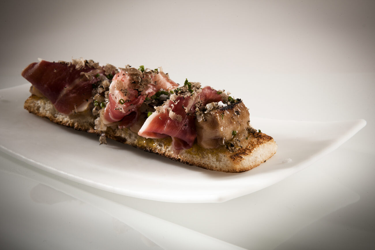 Coca de jamón de bellota 100% ibérico con foie y virutas de trufa de verano