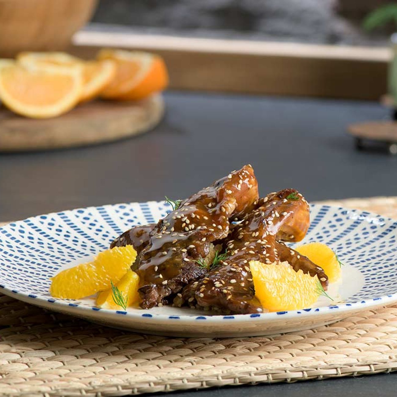 Lagarto ibérico lacado en salsa de naranja, soja y sésamo sobre quinoa
